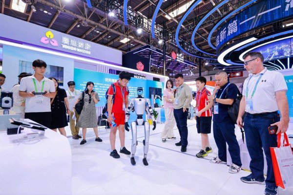 配资牌照查询 “钢铁关节”牵手“硅基大脑”  20台湖北人形机器人“链”上共舞